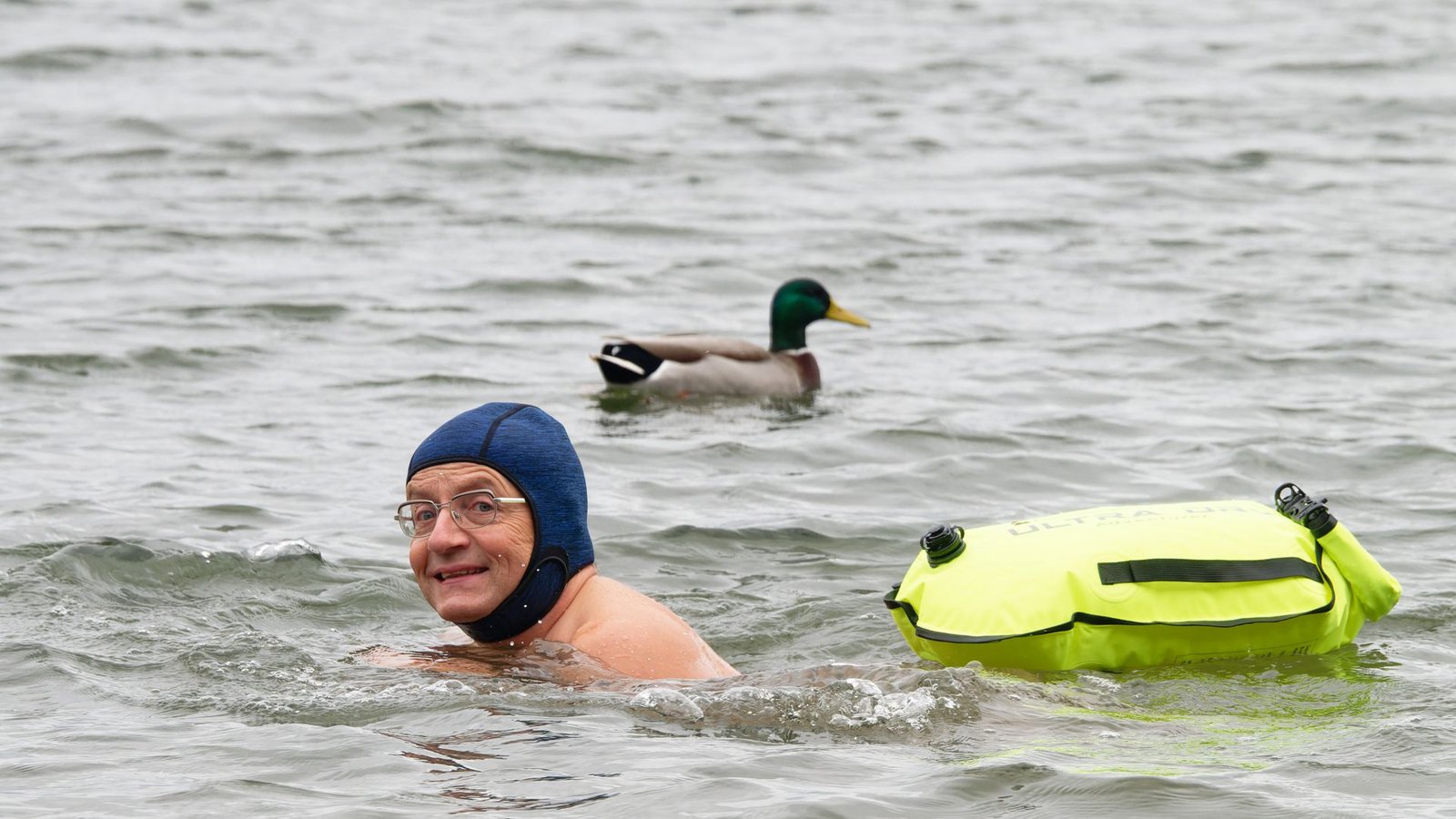 Begeisterter Schwimmer: Wigald Boning – hier im Otto-Maigler See – geht auch bei eisigen Temperaturen baden.Foto: Henning Kaiser/dpa/Henning Kaiser Begeisterter Schwimmer: Wigald Boning – hier im Otto-Maigler See – geht auch bei eisigen Temperaturen baden.Foto: Henning Kaiser/dpa/Henning Kaiser