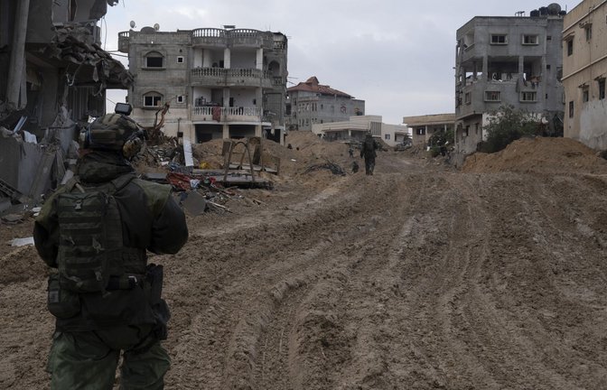 Chan Junis: Ein israelischer Soldat patrouilliert Ende Januar während einer Bodenoffensive auf den Gazastreifen.<span class='image-autor'>Foto: dpa/Sam McNeil</span>
