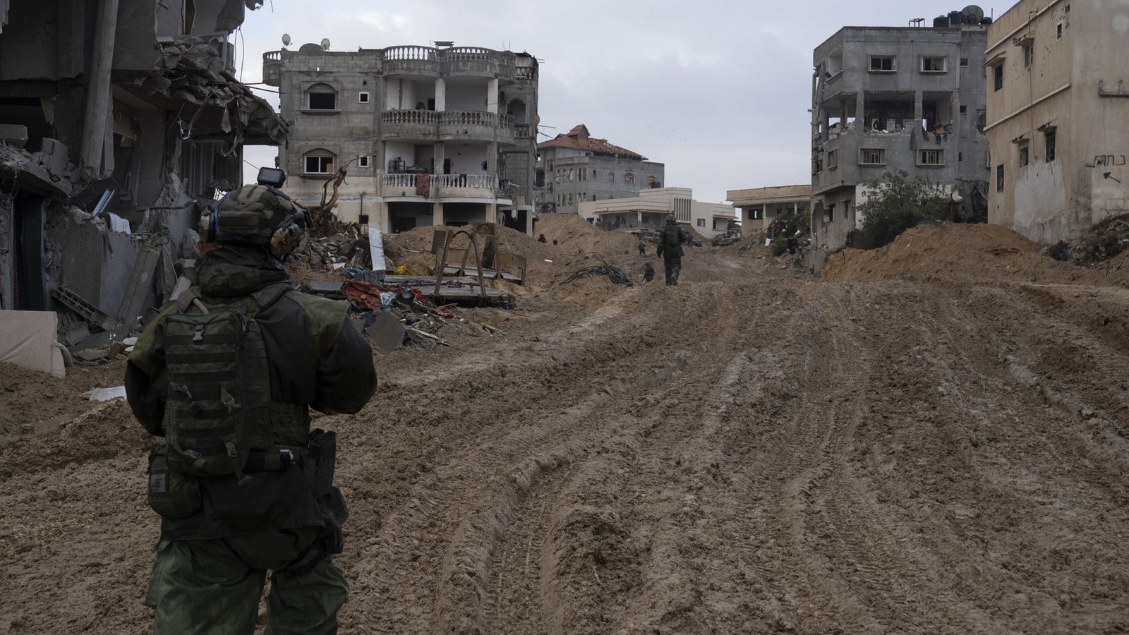 Chan Junis: Ein israelischer Soldat patrouilliert Ende Januar während einer Bodenoffensive auf den Gazastreifen.Foto: dpa/Sam McNeil