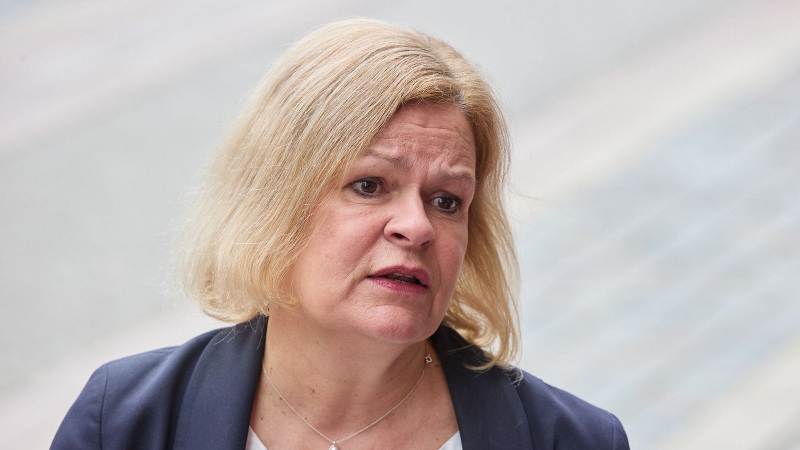Bundesinnenministerin Nancy Faeser (SPD) stellte die jüngsten Zahlen zu politischen Straftaten vor.Foto: dpa/Georg Wendt