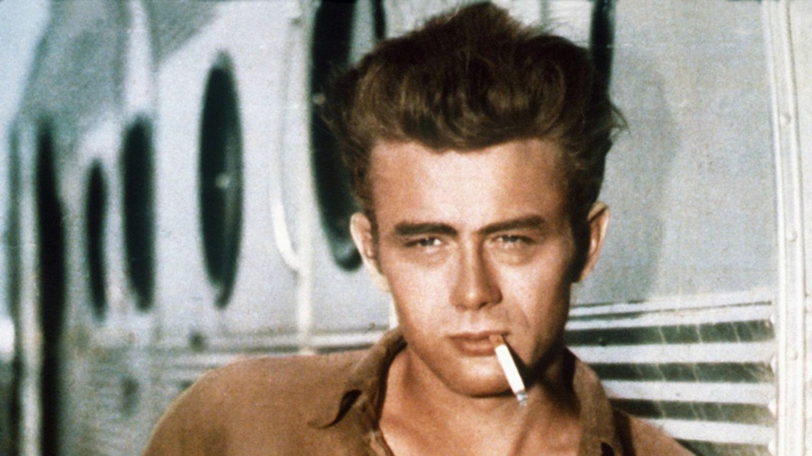 Damals der Inbegriff von cool und rebellisch, natürlich mit Zigarette: James Dean im 1956 posthum erschienen Film „Giganten“.Foto: imago images/George Stevens Productions Damals der Inbegriff von cool und rebellisch, natürlich mit Zigarette: James Dean im 1956 posthum erschienen Film „Giganten“.Foto: imago images/George Stevens Productions