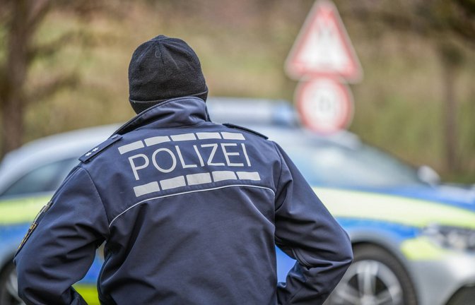 Die Polizei fahndete nach dem mutmaßlichen Schuss nach dem blauen Lastwagen. (Symbolfoto)<span class='image-autor'>Foto: imago images/Marius Bulling</span>