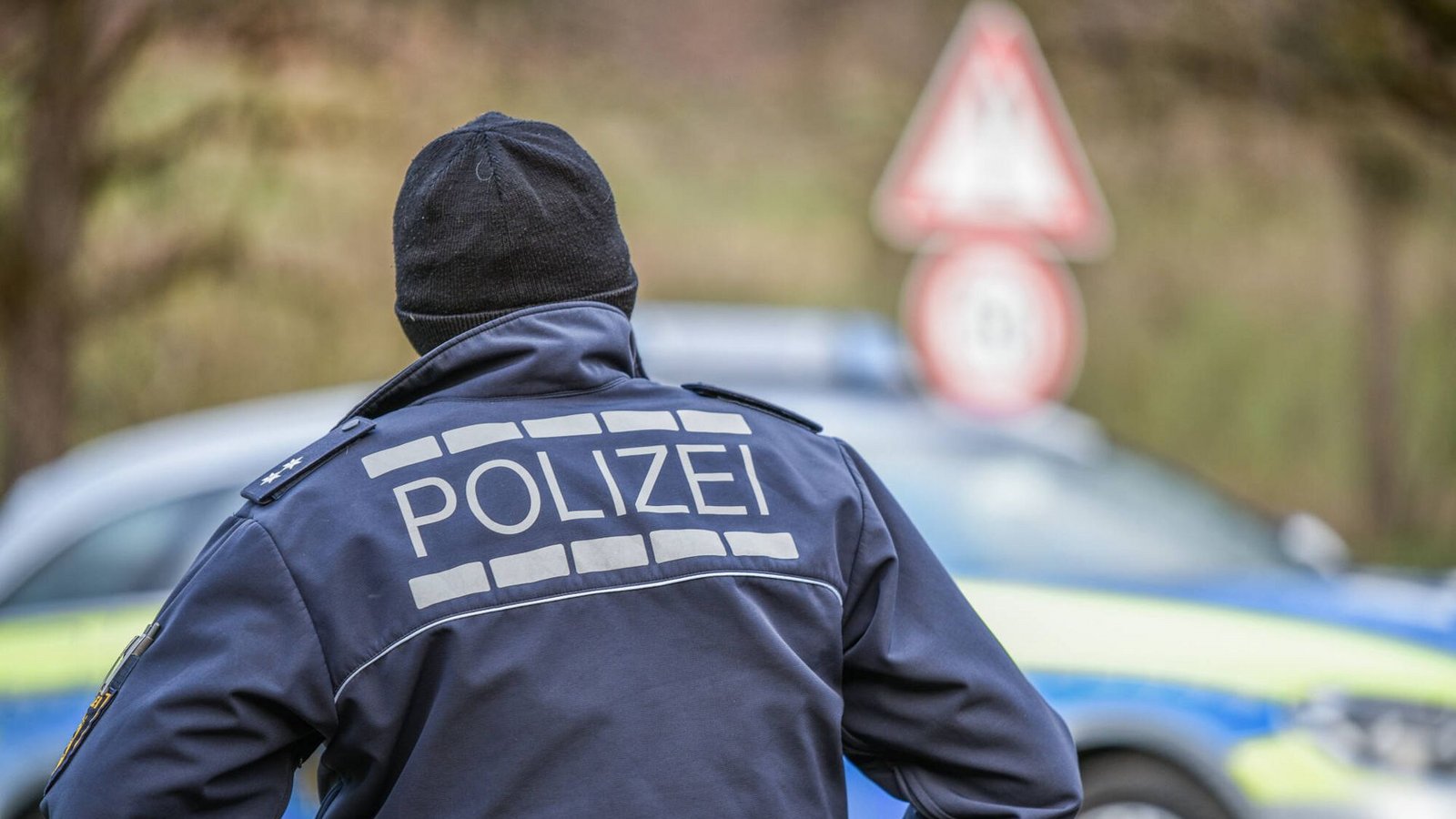 Die Polizei fahndete nach dem mutmaßlichen Schuss nach dem blauen Lastwagen. (Symbolfoto)Foto: imago images/Marius Bulling Die Polizei fahndete nach dem mutmaßlichen Schuss nach dem blauen Lastwagen. (Symbolfoto)Foto: imago images/Marius Bulling