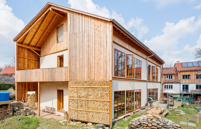 Das  lasttragende Strohhaus der Architekten Florian Hoppe und Alexandra-Schenker-Primus steht in einem kleinen Dorf nahe Weimar.<span class='image-autor'>Foto: Andreas Beetz | studiobeetz.de/Andreas Beetz</span>