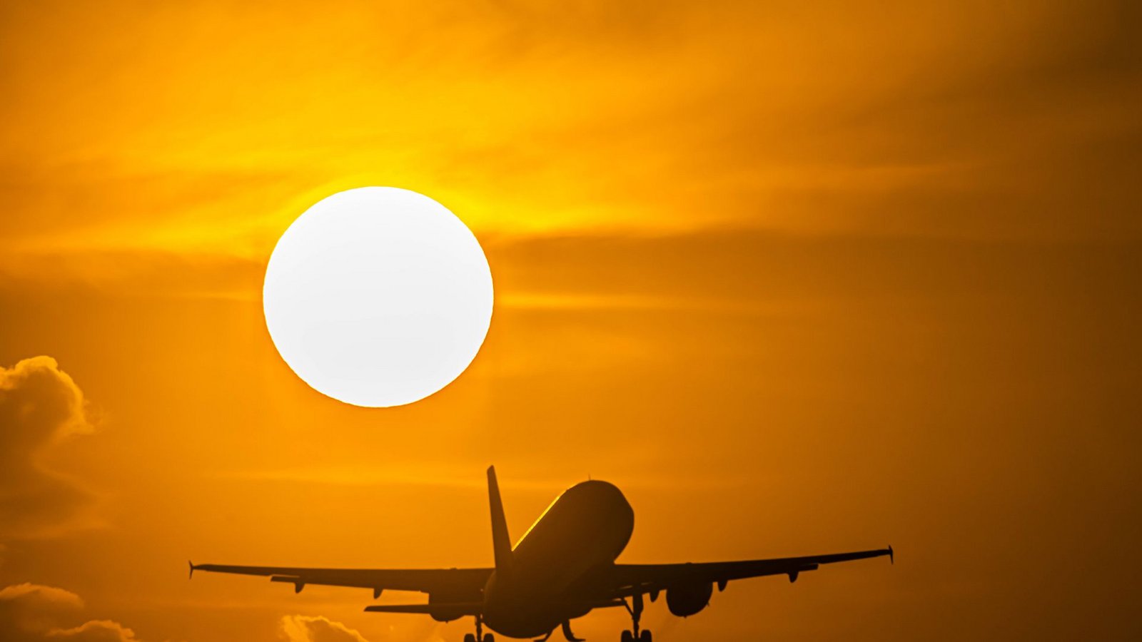 Der Flugverkehr ist weltweit für rund drei Prozent aller emittierten Treibhausgase verantwortlich.Foto: Arnulf Hettrich/Imago Der Flugverkehr ist weltweit für rund drei Prozent aller emittierten Treibhausgase verantwortlich.Foto: Arnulf Hettrich/Imago