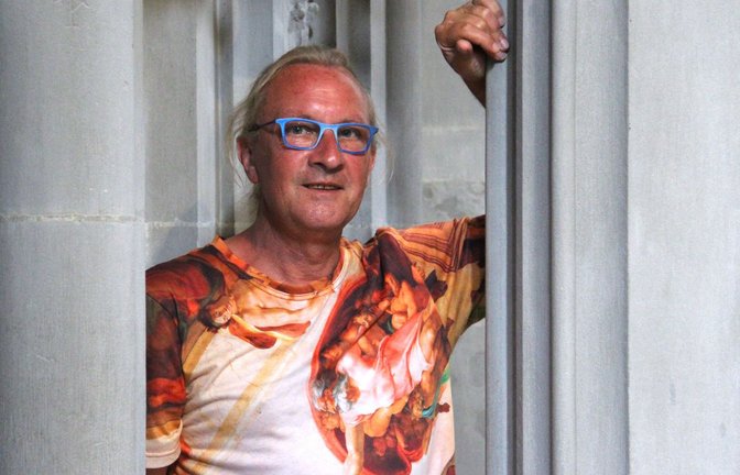 Der Stadtführer lehnt sich an sein Münster<span class='image-autor'>Foto: Uli Fricker</span>