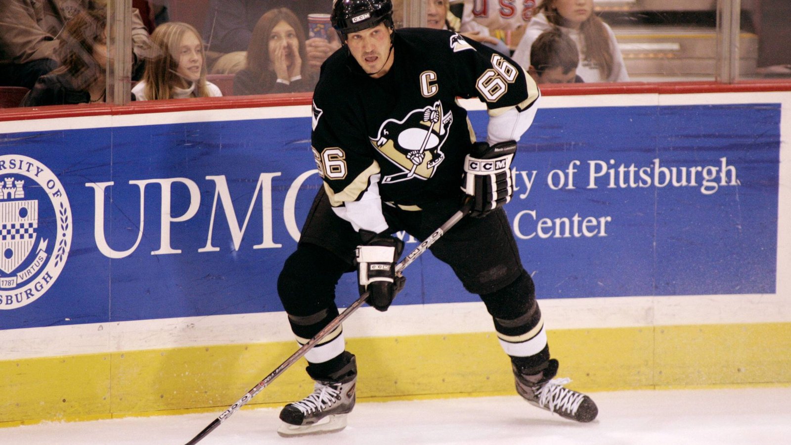Mario Lemieux Der Stürmer hielt in 1022 Partien zwischen 1984 und 2006 in der NHL für die Pittsburgh Penguins seine Knochen hin – sein Punkteschnitt von 2,01 pro Spiel sowie seine Torstatistik von 0,82 pro Partie waren NHL-Rekorde. Im Frühjahr 1997 beendete der Kanadier wegen eines  Krebsleidens und Rückenschmerzen seine Karriere, er wurde Teilhaber des Clubs – und stand 2000 wieder auf dem Eis. 2006 stellte der heute 56-Jährige den Schläger endgültig weg.Foto: Imagi/Icon