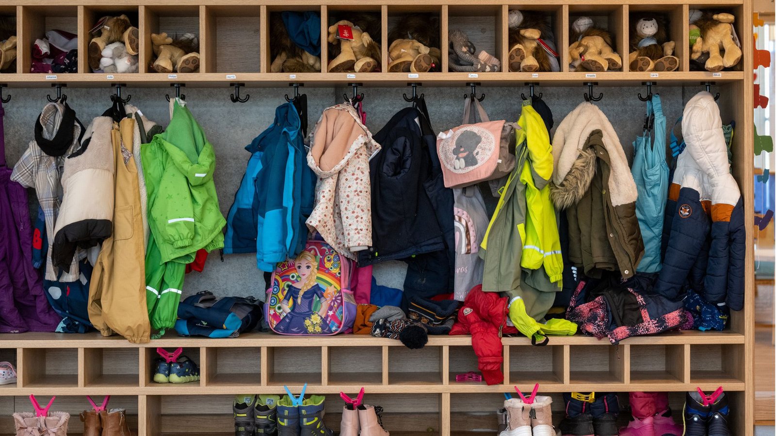 In manchen Gemeinden müssen Eltern ihre Kinder nun schon um 14 Uhr abholen.Foto: dpa/Armin Weigel In manchen Gemeinden müssen Eltern ihre Kinder nun schon um 14 Uhr abholen.Foto: dpa/Armin Weigel