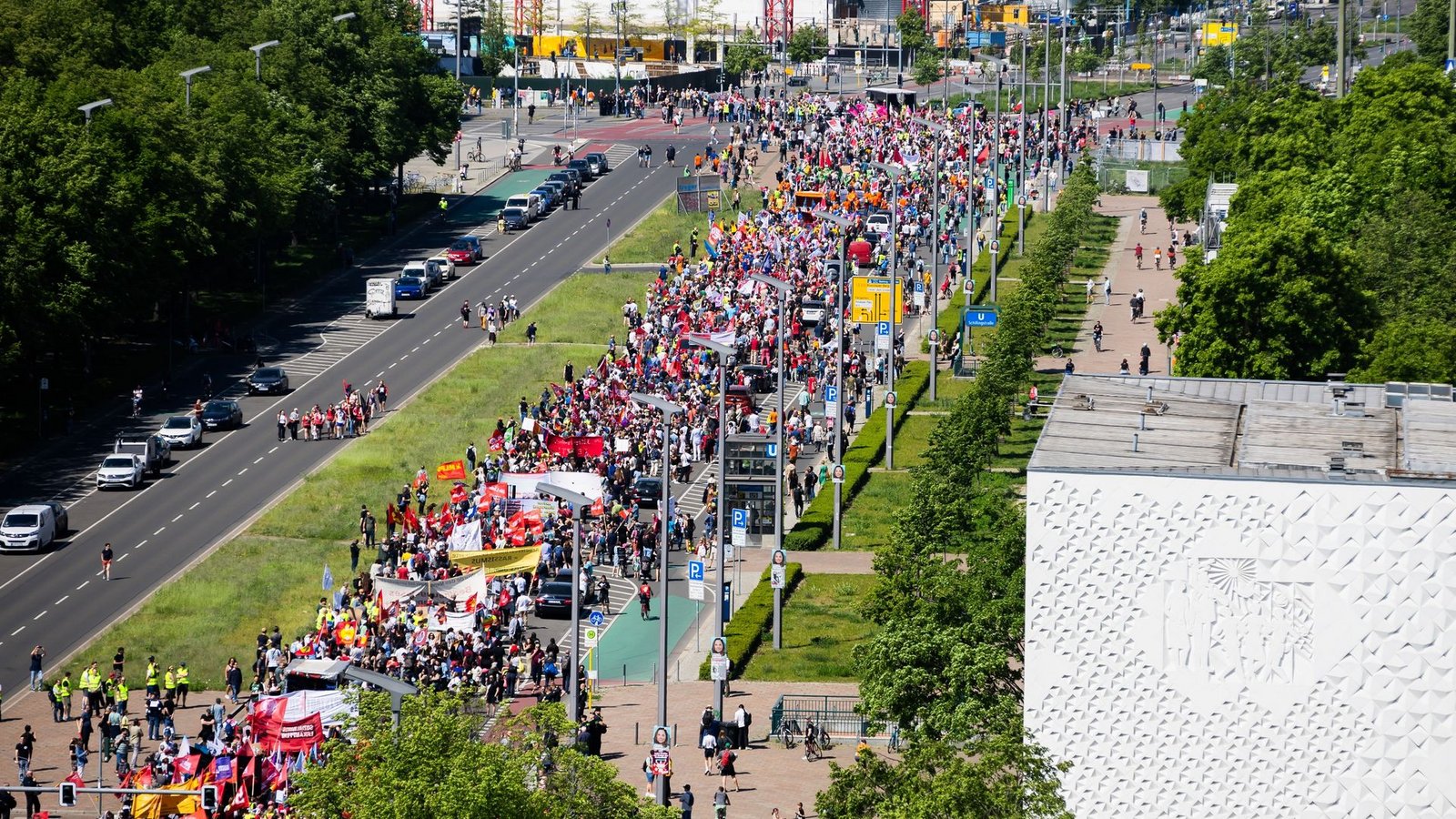 Die Demonstration des DGB zum 1. Mai in Berlin zieht über die Karl-Marx-Allee Richtung Rotes Rathaus.Foto: Christoph Soeder/dpa