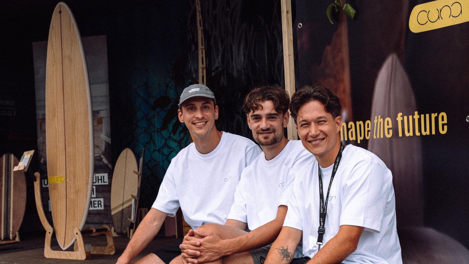 Die drei Tübinger mit ihren Holz-Surfboards auf einer Messe in München: Schreiner Arne Schray, Valentin Scholz und Patrick Baur (von links).Foto: Cuna/Patrick Baur