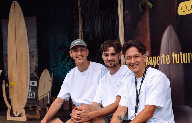 Die drei Tübinger mit ihren Holz-Surfboards auf einer Messe in München: Schreiner Arne Schray, Valentin Scholz und Patrick Baur (von links).<span class='image-autor'>Foto: Cuna/Patrick Baur</span>
