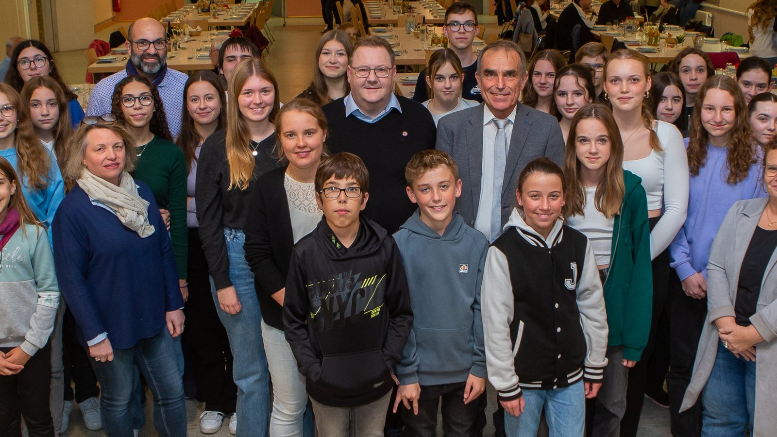 Oberriexingen, Jugendliche aus der Oberriexinger Partnergemeinde haben mit Eltern die Stadt besucht, Mitte v.li.: BM Laurent Matthieu, Erich Bannert.