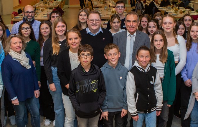 Oberriexingen, Jugendliche aus der Oberriexinger Partnergemeinde haben mit Eltern die Stadt besucht, Mitte v.li.: BM Laurent Matthieu, Erich Bannert. 