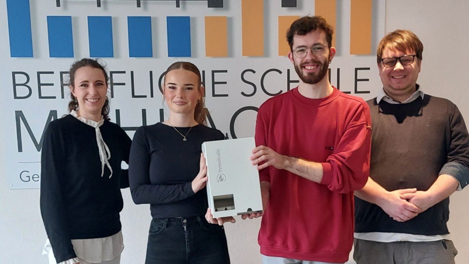 Automat für Menstruationsprodukte Hygieneartikel für Frauen Berufliche Schule Mühlacker Freuen sich über den neuen Automaten für kostenfreie Menstruationsartikel an der Beruflichen Schule Mühlacker: (von links) SMV-Verbindungslehrerin Yasemin Leier, Schülersprecherin Annemarie Kusin sowie Léon Maier und Tim Sottona Foto: Enzkreis