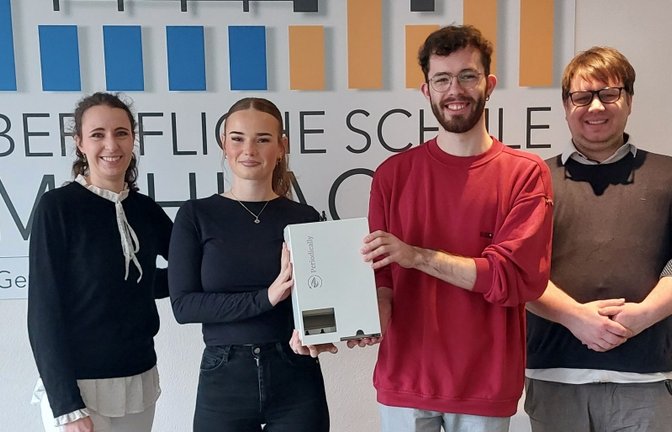 Automat für Menstruationsprodukte Hygieneartikel für Frauen Berufliche Schule Mühlacker Freuen sich über den neuen Automaten für kostenfreie Menstruationsartikel an der Beruflichen Schule Mühlacker: (von links) SMV-Verbindungslehrerin Yasemin Leier, Schülersprecherin Annemarie Kusin sowie Léon Maier und Tim Sottona Foto: Enzkreis 