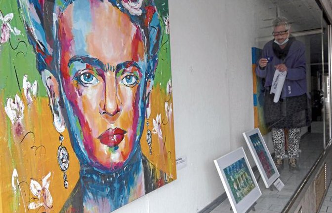Gabriele Münster sorgt für die „Eye-Catcher“ im Bissinger-Durchgang.  Foto: Roth