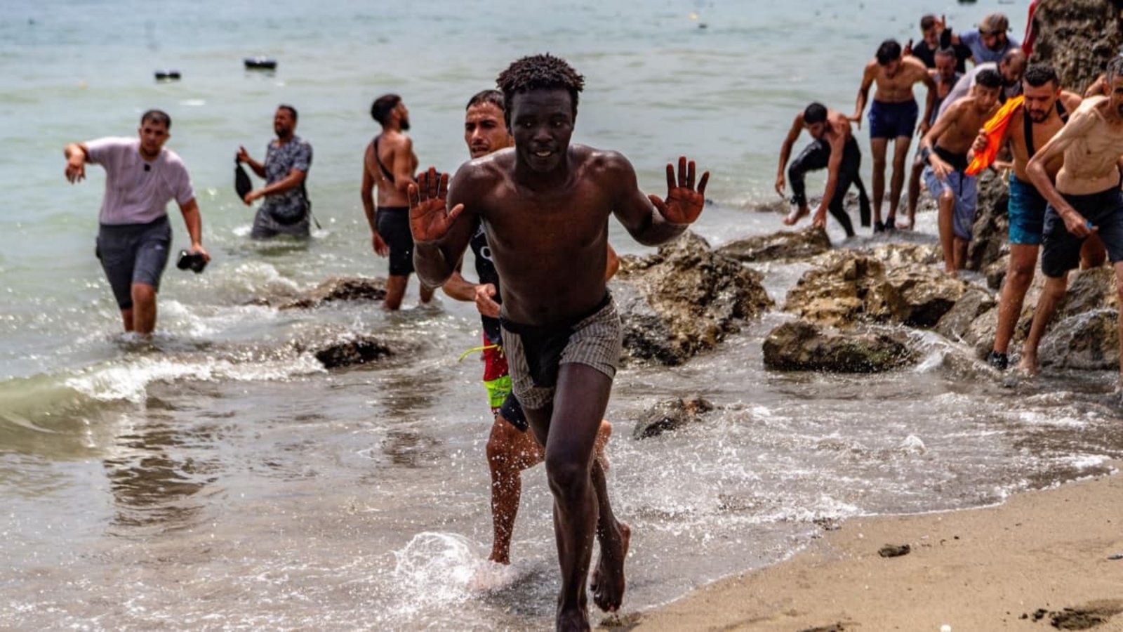 Migranten überqueren die Grenze von Marokko in die spanische Exklave Ceuta.Antonio Sempere/AP/dpa