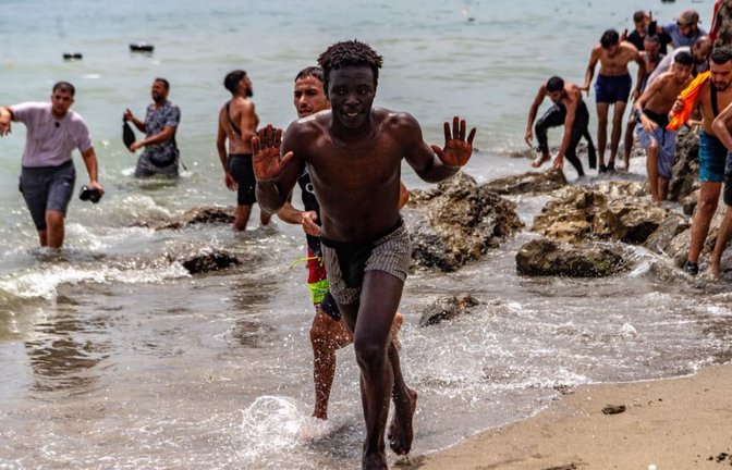 Migranten überqueren die Grenze von Marokko in die spanische Exklave Ceuta.<span class='image-autor'>Antonio Sempere/AP/dpa</span>