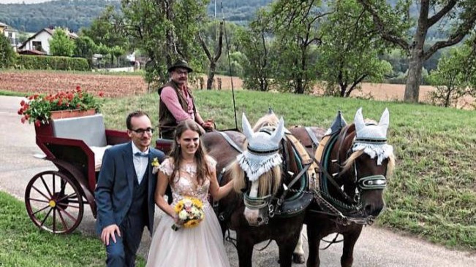Viele Hochzeiten wurden in den vergangenen Monaten wegen der Corona-Pandemie verschoben. Inzwischen wird aber wieder geheiratet. Stefanie Walther-Klauß und Daniel Klauß haben sich am Wochenende in Schützingen das Ja-Wort gegeben. Gerhard Schillinger kutsc