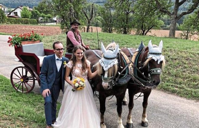 Viele Hochzeiten wurden in den vergangenen Monaten wegen der Corona-Pandemie verschoben. Inzwischen wird aber wieder geheiratet. Stefanie Walther-Klauß und Daniel Klauß haben sich am Wochenende in Schützingen das Ja-Wort gegeben. Gerhard Schillinger kutsc