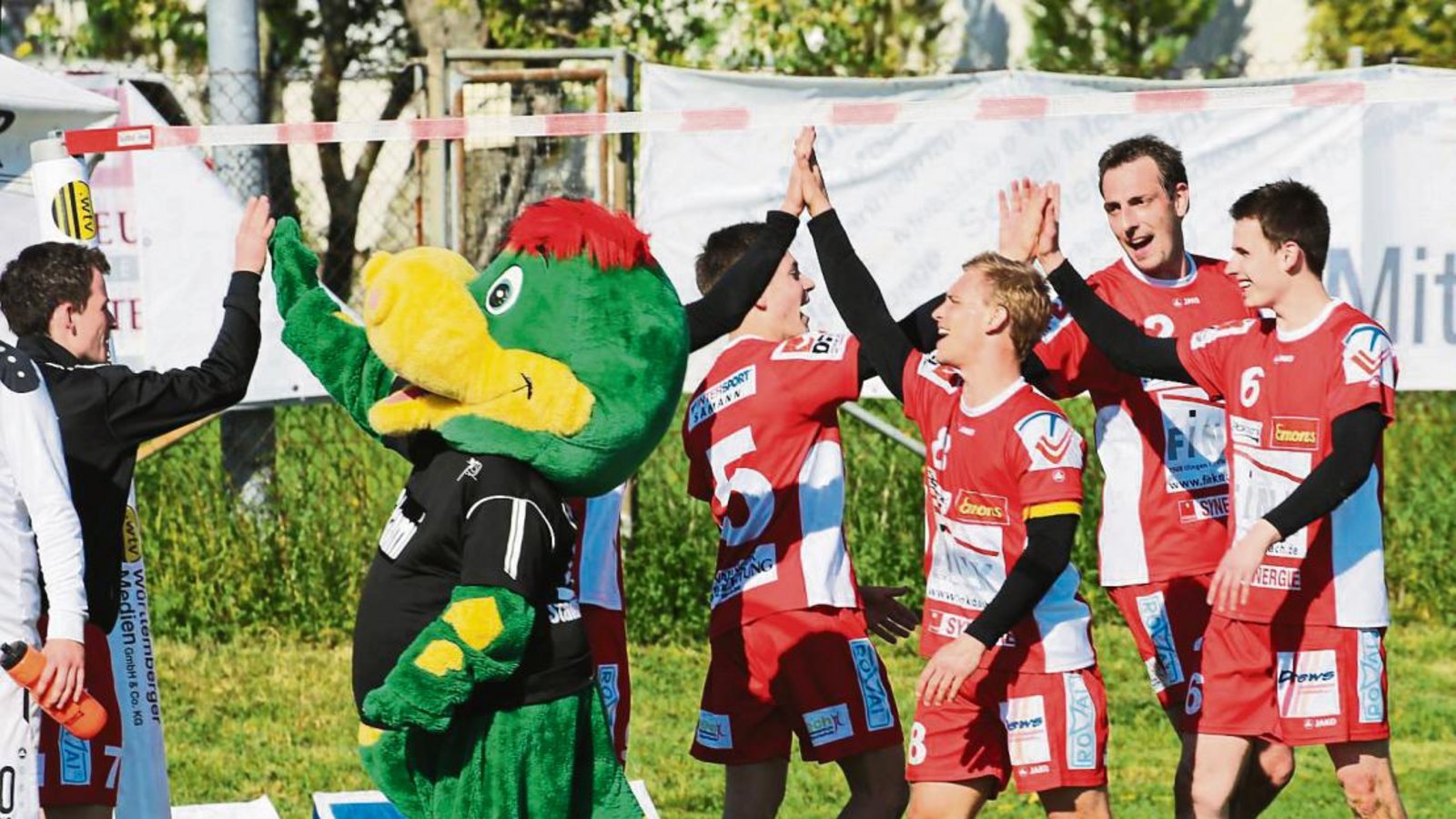 Während TVV-Trainer Marco Lochmahr gestern nach dem 5:0-Sieg gegen den TV Stammheim noch mit Maskottchen Stammi abklatscht, bejubeln sich Tobias Rommel, Marc Krüger, Daniel Wörsinger und Johannes Jungclaussen (von rechts) schon gegenseitig. Foto: Küppers