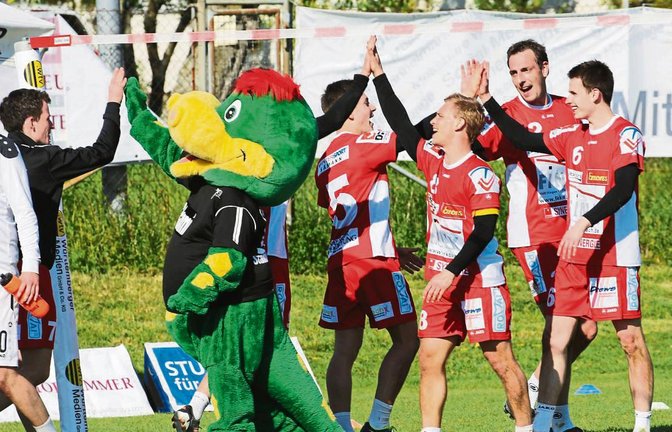 Während TVV-Trainer Marco Lochmahr gestern nach dem 5:0-Sieg gegen den TV Stammheim noch mit Maskottchen Stammi abklatscht, bejubeln sich Tobias Rommel, Marc Krüger, Daniel Wörsinger und Johannes Jungclaussen (von rechts) schon gegenseitig. Foto: Küppers
