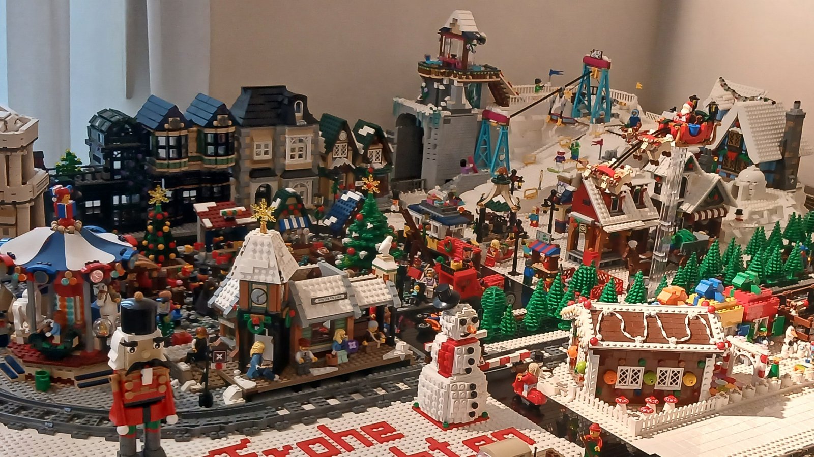 Wer vor der winterlichen Stadt steht, fühlt sich wie in einem Wimmelbuch. Es lohnt sich, mehr als einmal hinzuschauen. Wer vor der winterlichen Stadt steht, fühlt sich wie in einem Wimmelbuch. Es lohnt sich, mehr als einmal hinzuschauen.