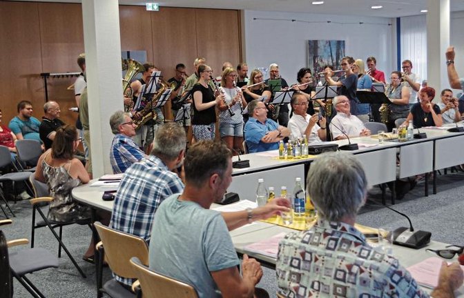 Klaus Kluges Platz links vorne bleib nicht lange verwaist: Als neuer erster Bürgermeisterstellvertreter bescherte Schultes Eiberger dem SPD-Mann (links) am Mittwoch die Ehre und das Vergnügen, den MV Illingen beim „Steigermarsch“ zu dirigieren.  Foto: Romanowski