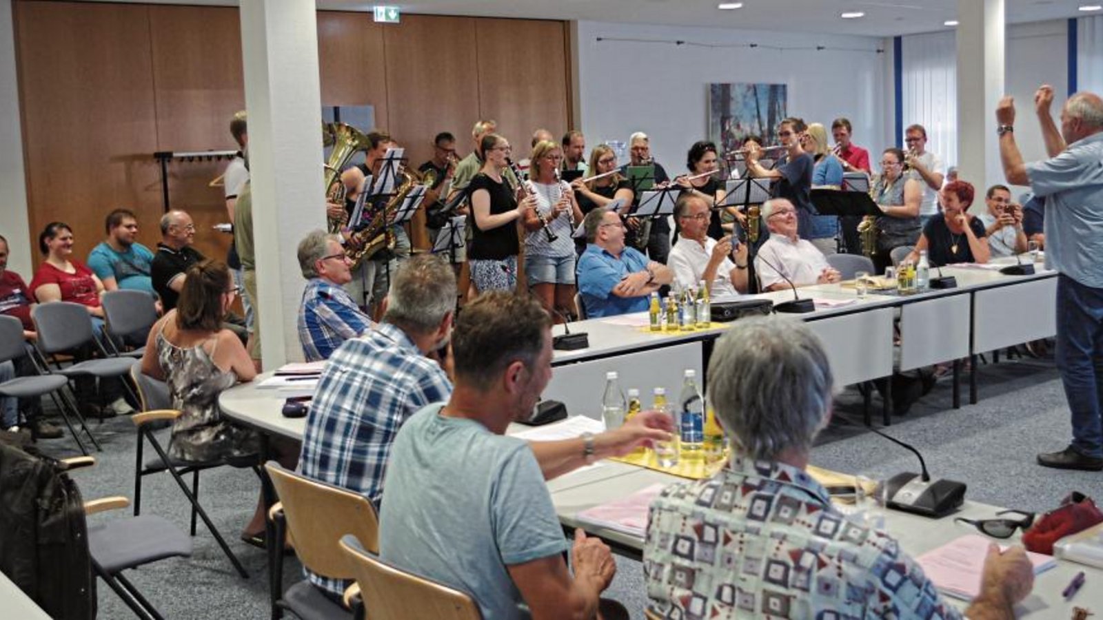 Klaus Kluges Platz links vorne bleib nicht lange verwaist: Als neuer erster Bürgermeisterstellvertreter bescherte Schultes Eiberger dem SPD-Mann (links) am Mittwoch die Ehre und das Vergnügen, den MV Illingen beim „Steigermarsch“ zu dirigieren. Foto: Romanowski Klaus Kluges Platz links vorne bleib nicht lange verwaist: Als neuer erster Bürgermeisterstellvertreter bescherte Schultes Eiberger dem SPD-Mann (links) am Mittwoch die Ehre und das Vergnügen, den MV Illingen beim „Steigermarsch“ zu dirigieren. Foto: Romanowski