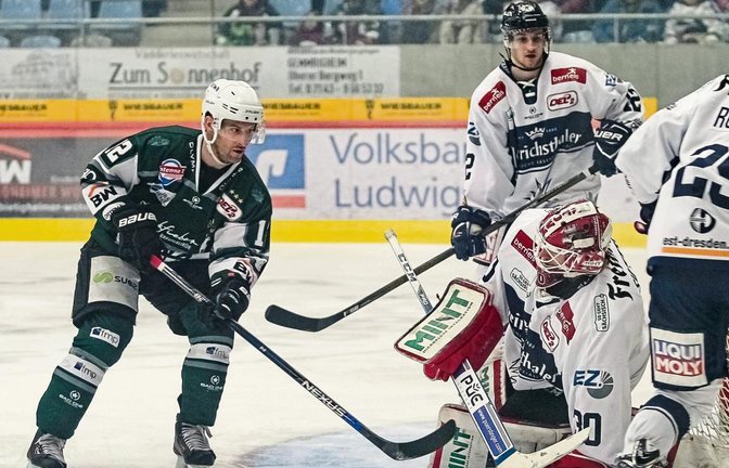 Dominic Auger, hier gegen die Eislöwen René Swette und Tomas Schmidt, hat mit den Steelers zwei dramatische Spiele gewonnen. Foto: Simecek