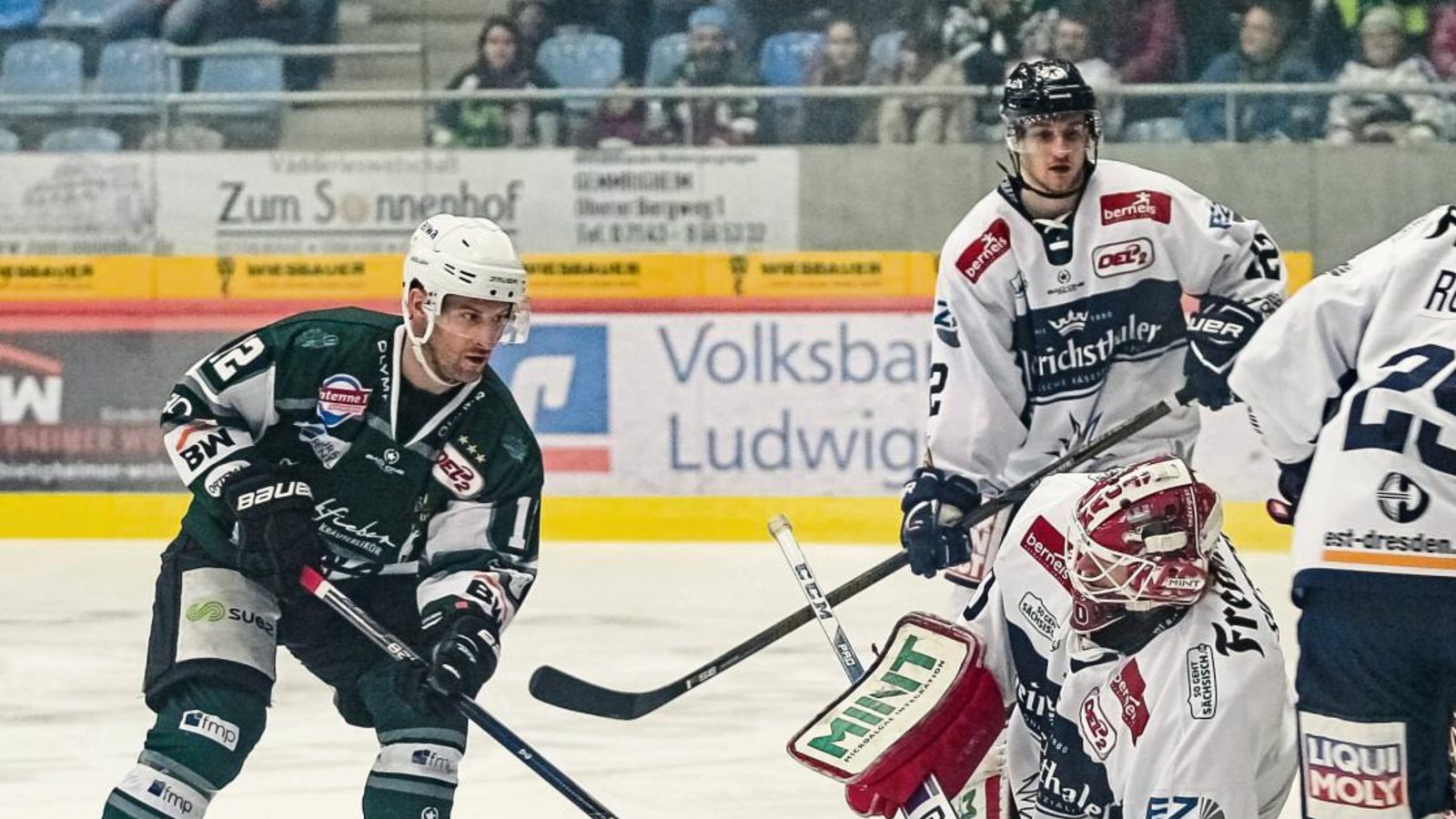 Dominic Auger, hier gegen die Eislöwen René Swette und Tomas Schmidt, hat mit den Steelers zwei dramatische Spiele gewonnen. Foto: Simecek