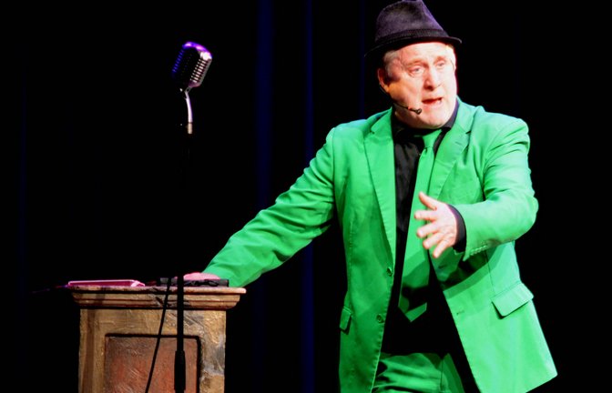 Tanzt, singt und improvisiert: Bernd Kohlhepp als „Hämmerle“.  <span class='image-autor'>Foto: Stahlfeld</span>