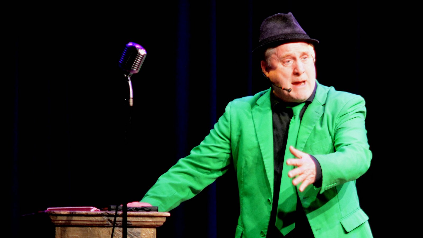 Tanzt, singt und improvisiert: Bernd Kohlhepp als „Hämmerle“.  Foto: Stahlfeld