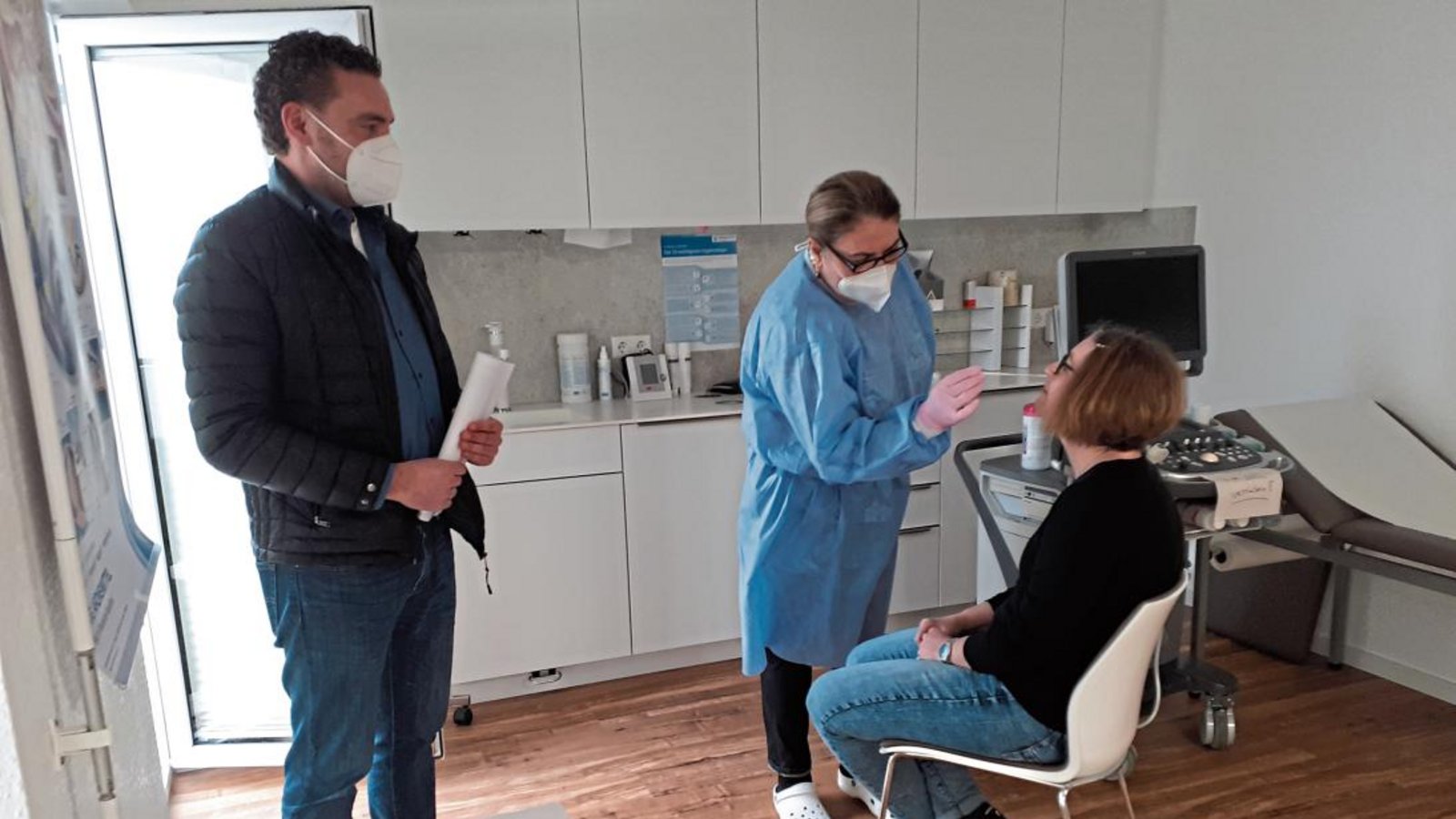 Allgemeinmedizinerin Dr. Gabi Eichhorn nimmt unter den Augen von Bürgermeister Frank Wittendorfer einen Abstrich für einen Antigen-Schnelltest im kommunalen Testzentrum in Oberriexingen. Foto: Glemser Allgemeinmedizinerin Dr. Gabi Eichhorn nimmt unter den Augen von Bürgermeister Frank Wittendorfer einen Abstrich für einen Antigen-Schnelltest im kommunalen Testzentrum in Oberriexingen. Foto: Glemser