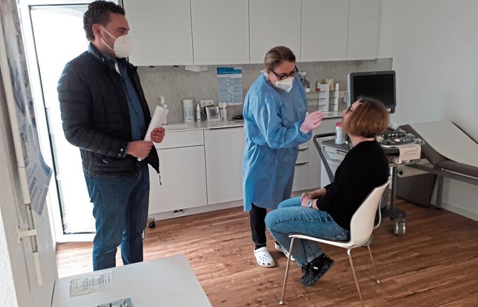 Allgemeinmedizinerin Dr. Gabi Eichhorn nimmt unter den Augen von Bürgermeister Frank Wittendorfer einen Abstrich für einen Antigen-Schnelltest im kommunalen Testzentrum in Oberriexingen.  Foto: Glemser