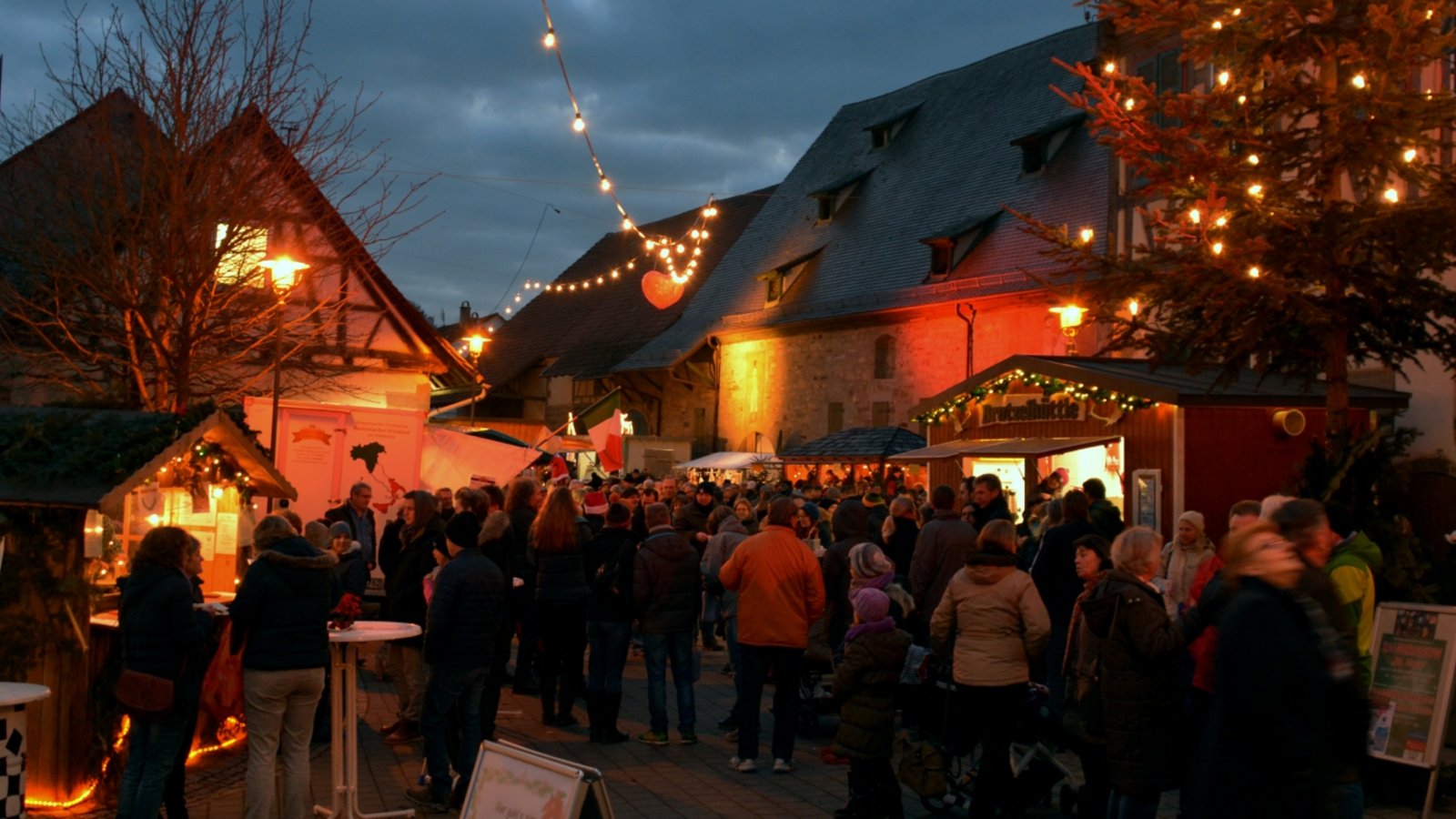 Stimmungsvolles Ambiente: der Weihnachtsmarkt in Illingen.  Foto: p