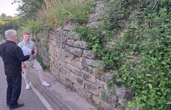 Droht hier Steinschlag? Ortstermin an der Mühlhäuser Steige.  <span class='image-autor'>Foto: p</span>