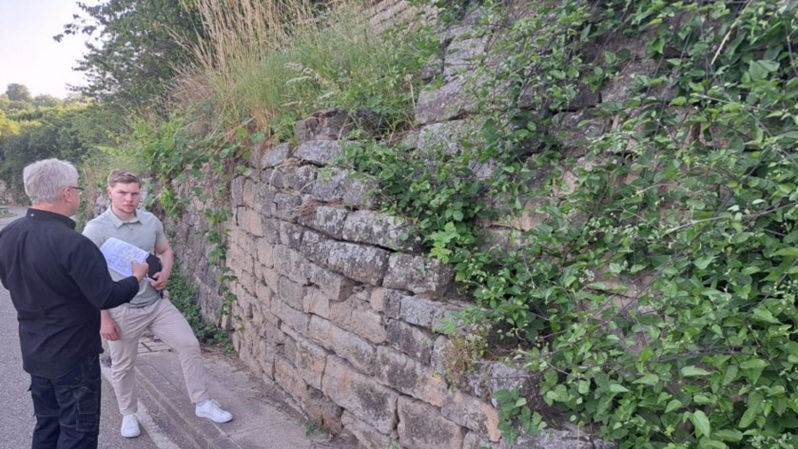 Droht hier Steinschlag? Ortstermin an der Mühlhäuser Steige.  Foto: p