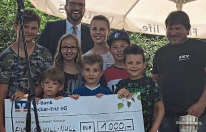 Bei der Einweihung des neuen Kinderspielplatzes gibt es einen symbolischen Scheck der VR-Bank. Foto: p