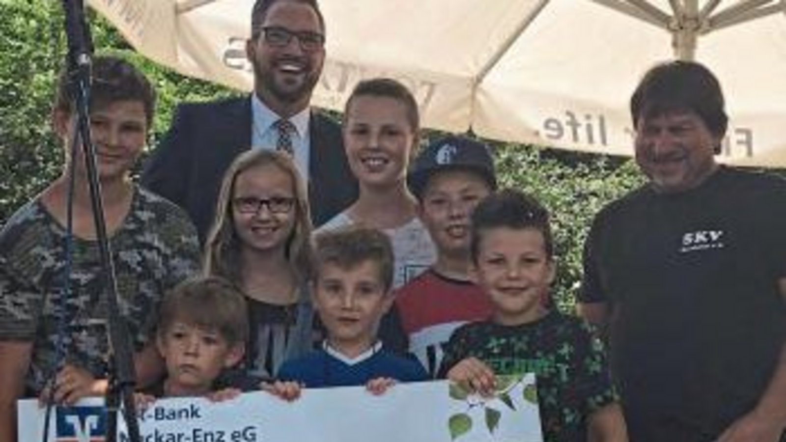 Bei der Einweihung des neuen Kinderspielplatzes gibt es einen symbolischen Scheck der VR-Bank. Foto: p
