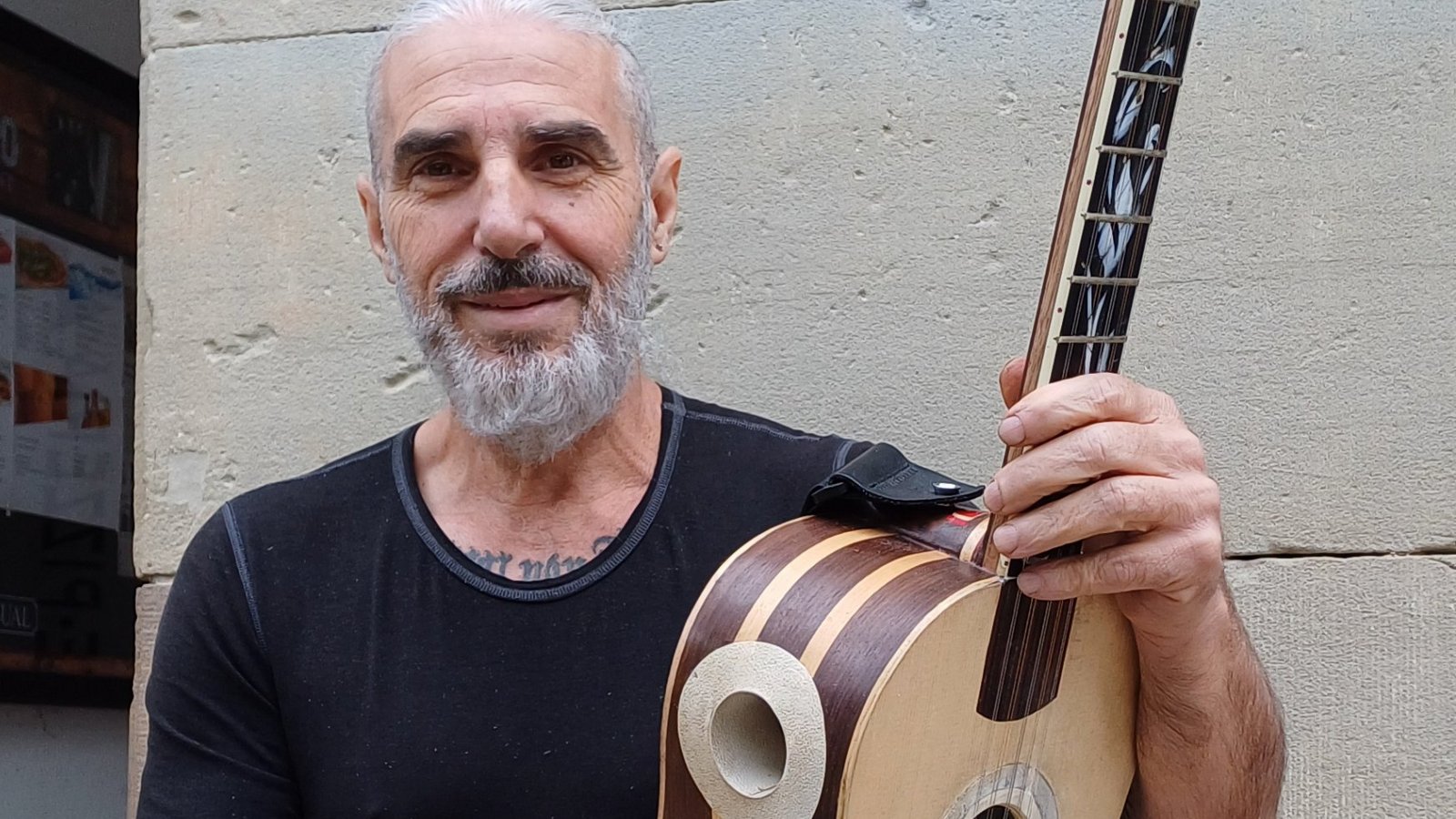 Antonio Maggiore mit der speziellen und selbst gebauten Chitarra battente. Foto: Rücker Antonio Maggiore mit der speziellen und selbst gebauten Chitarra battente. Foto: Rücker