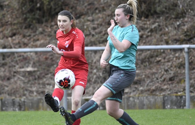 Jule Götz (links, im Zweikampf mit Sara Hagel) war in der vergangenen Saison noch für den SV Horrheim II unterwegs und gehört jetzt mit zur Dreier-Spielgemeinschaft. <span class='image-autor'>Foto: Leitner</span>