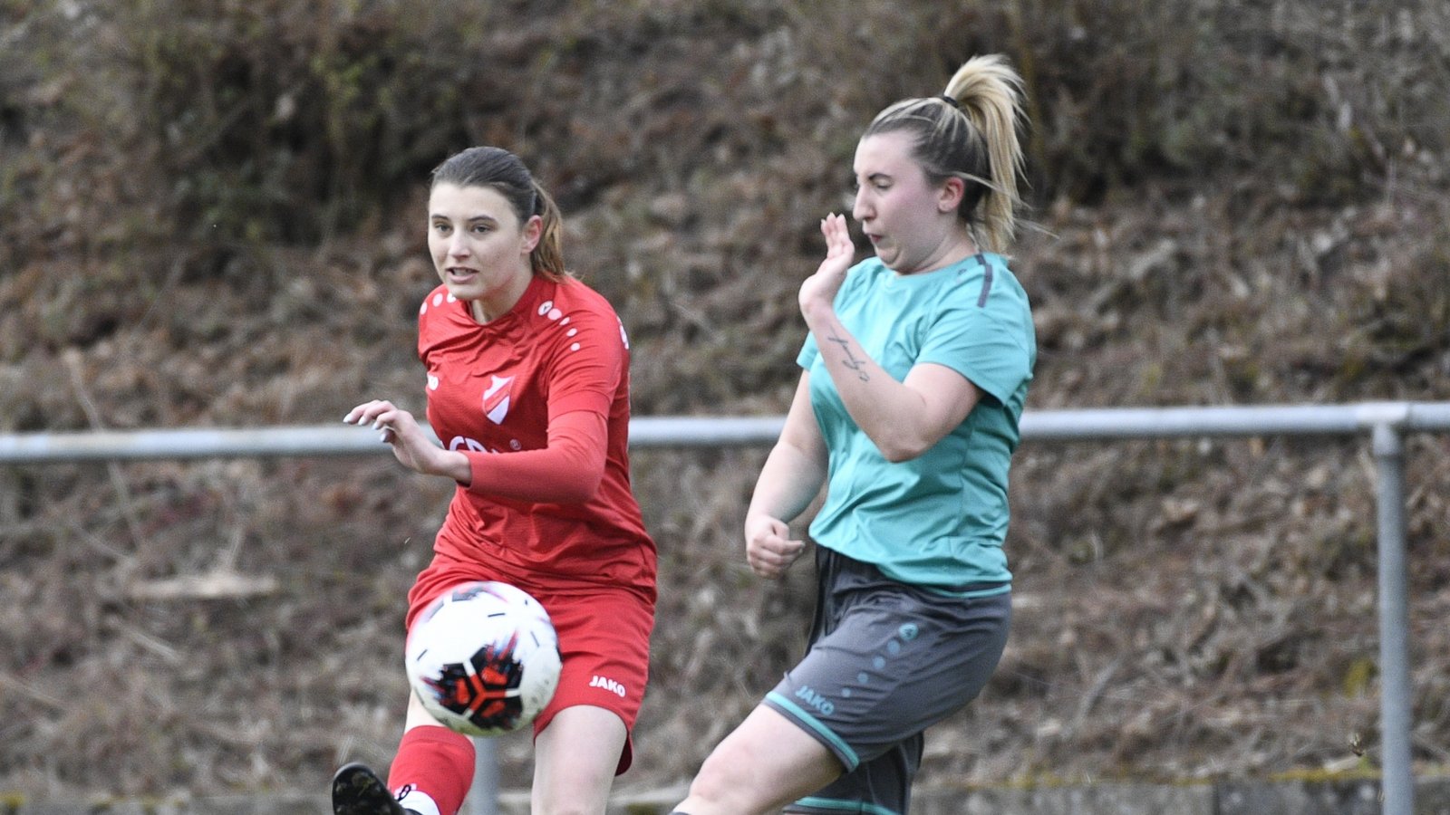 Jule Götz (links, im Zweikampf mit Sara Hagel) war in der vergangenen Saison noch für den SV Horrheim II unterwegs und gehört jetzt mit zur Dreier-Spielgemeinschaft. Foto: Leitner Jule Götz (links, im Zweikampf mit Sara Hagel) war in der vergangenen Saison noch für den SV Horrheim II unterwegs und gehört jetzt mit zur Dreier-Spielgemeinschaft. Foto: Leitner