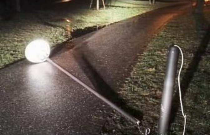 Unbekannte Täter haben die Straßenlaterne in der Talaue zerstört. „Die Beleuchtung war zu diesem Zeitpunkt schon defekt, ich hatte die Beleuchtung mit einem Scheinwerfer angestrahlt, um das Foto zu machen“, erklärt unser Leser Wolfgang Gutjahr.