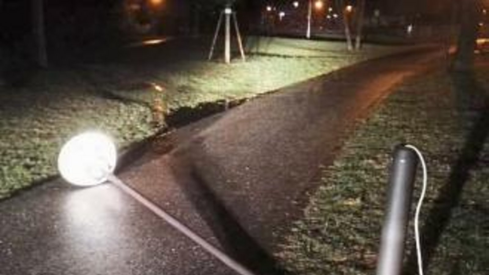 Unbekannte Täter haben die Straßenlaterne in der Talaue zerstört. „Die Beleuchtung war zu diesem Zeitpunkt schon defekt, ich hatte die Beleuchtung mit einem Scheinwerfer angestrahlt, um das Foto zu machen“, erklärt unser Leser Wolfgang Gutjahr.