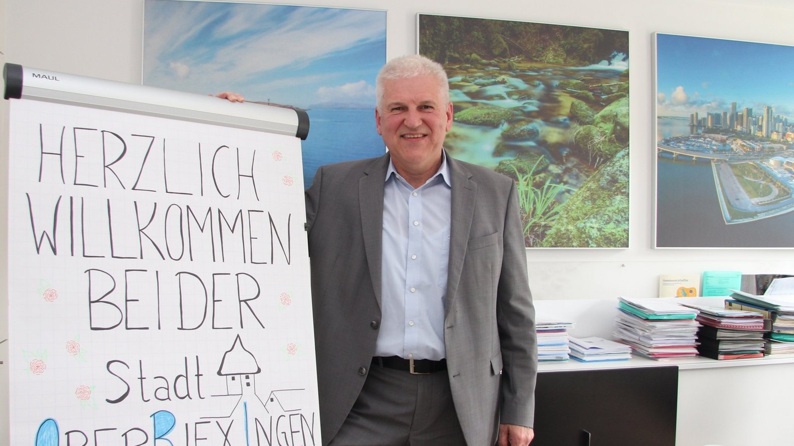 Der Neue im Oberriexinger Rathaus: Gerd Maisch im Bürgermeisterbüro. Das Plakat haben Mitarbeiterinnen zur Begrüßung gestaltet. Foto: Rieger