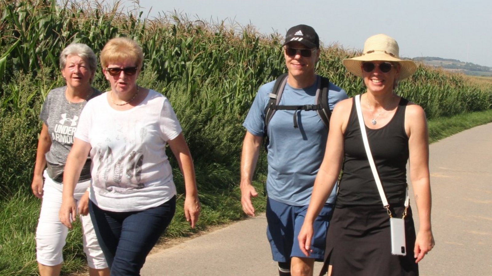 In kleinen Gruppen nehmen es die Teilnehmer mit der Sonne auf.