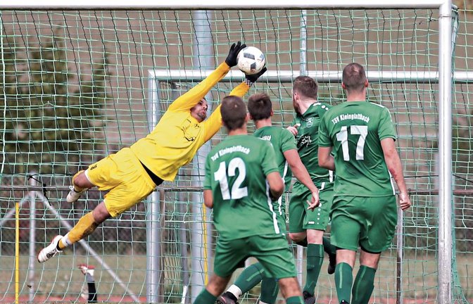 Hat er ihn? Die Kleinglattbacher Abwehr ist überwunden, doch Torwart Rocco Velardi hält den TSV im Spiel und pariert auch einen Elfer. Foto: Küppers