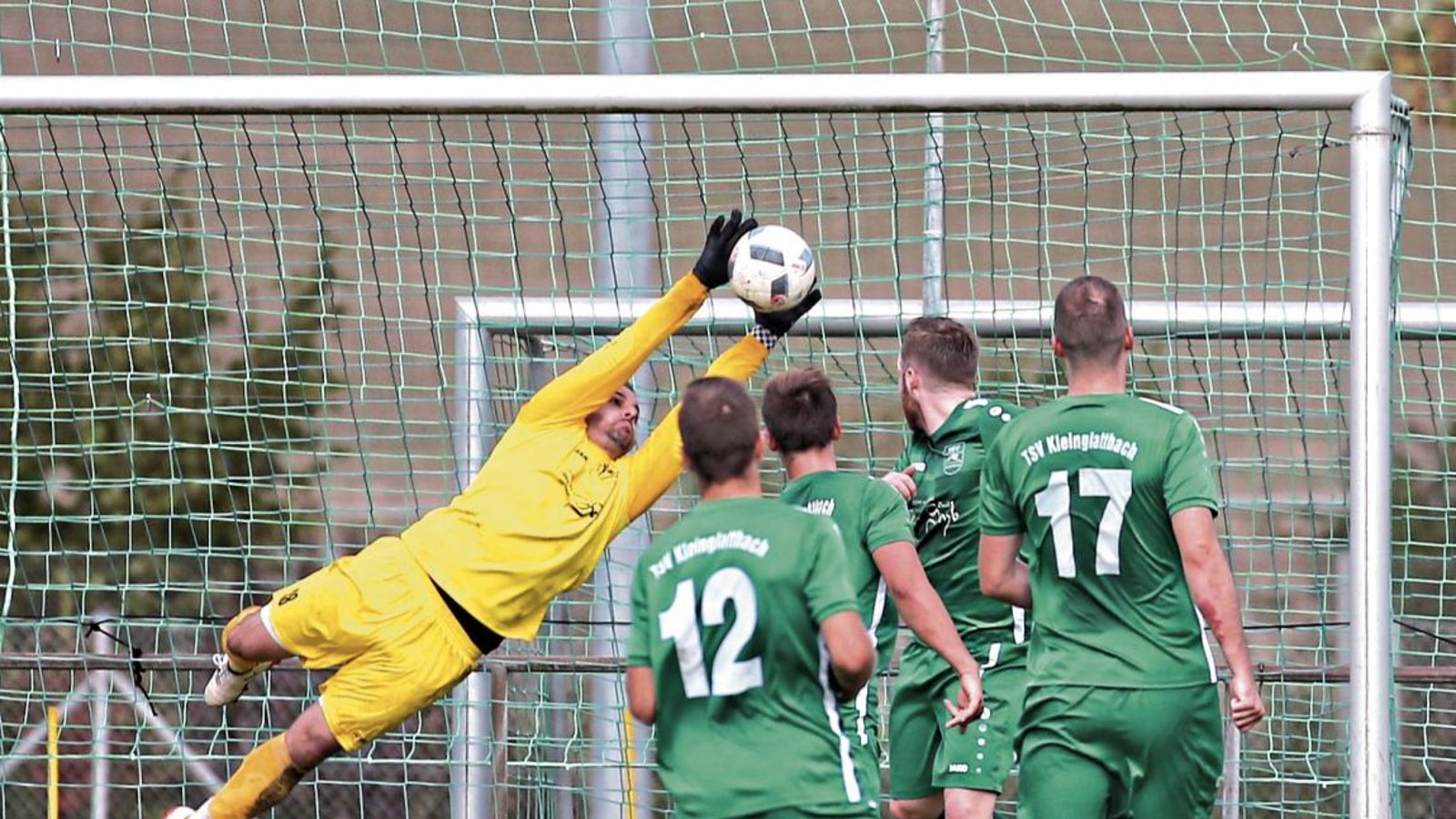 Hat er ihn? Die Kleinglattbacher Abwehr ist überwunden, doch Torwart Rocco Velardi hält den TSV im Spiel und pariert auch einen Elfer. Foto: Küppers Hat er ihn? Die Kleinglattbacher Abwehr ist überwunden, doch Torwart Rocco Velardi hält den TSV im Spiel und pariert auch einen Elfer. Foto: Küppers