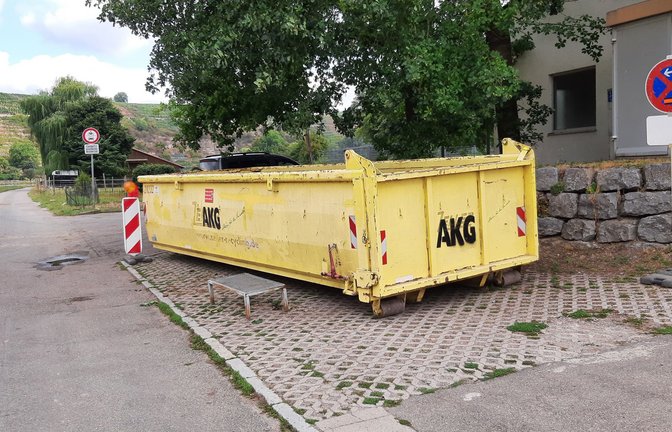 Der Häckselplatz in Mühlhausen ist seit Kurzem geschlossen, da eine Abfuhr der angelieferten Gartenabfälle wegen Schäden an der Enzbrücke derzeit nicht möglich ist. Der Stadt Mühlacker und der Enzkreis-Abfallwirtschaft ist es nun gelungen, einen alternativen Standort zumindest für den Grüngut-Container zu finden: Rasenschnitt, Laub und Pflanzenreste können ab sofort beim Bauhof im Felsenweg in den dort aufgestellten Container geworfen werden. Um Problemen bei der Abfuhr des Containers vorzubeugen, bittet Alexander Pfeiffer, Leiter der Enzkreis-Abfallwirtschaft, kein Grüngut neben dem Container abzuladen: „Der Platz rund um den Behälter ist beschränkt. Wenn dort Material liegt, kommt das Fahrzeug beim Abholen nicht richtig heran.“ Baum- und Strauchschnitt kann auf anderen Häckselplätzen abgegeben werden, beispielsweise auf dem „um’s Eck“ gelegenen zwischen Mühlhausen und Lomersheim. Die genaue Lage und Anfahrskizzen aller Häckselplätze im Enzkreis stehen im Internet auf der Entsorgungsplattform unter www.entsorgung-regional.de. Bild: Als Alternative zum derzeit geschlossenen Häckselplatz steht der Grüngut-Container für Mühlhausen nun im Felsenweg beim Bauhof. <span class='image-autor'>Foto: LE</span>